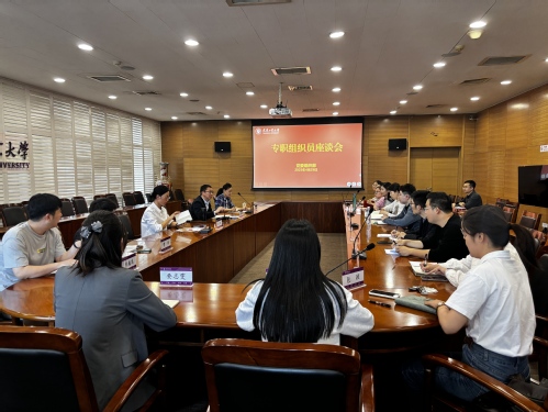 学校召开专职组织员座谈会