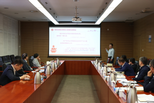 校党委理论学习中心组开展深入贯...
