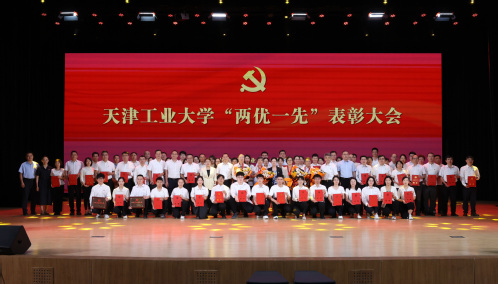 胸怀经纬守育人初心 先锋领航启...